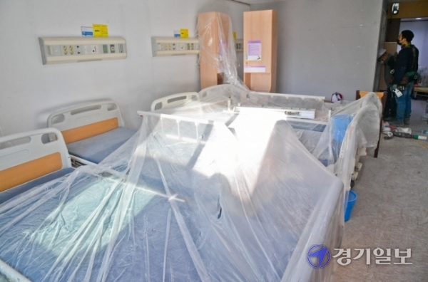 20일 오후 평택시 박애병원에서 음압병실 등 시설 개선 작업이 한창이다. 수도권 코로나19 중증환자 병상이 크게 부족한 가운데 민간 병원인 박애병원이 전국 처음으로 거점 전담병원을 자청, 시설 개선 뒤 이르면 24일부터 확진자 진료를 시작할 예정이다. 윤원규기자