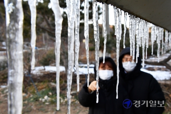 사진은 지난 15일 오전 수원시 상광교동 한 처마에 꽁꽁 언 고드름이 주렁주렁 열려 행인들의 눈길을 끌고 있는 모습. 김시범기자