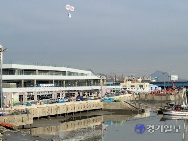 21일 오전 하루 앞으로 다가온 개장을 준비 중인 소래포구 어시장 모습. 김경희기자