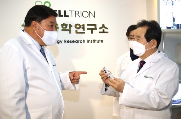 서정진 셀트리온 회장이 22일 인천 셀트리온 2공장을 방문한 정세균 국무총리에게 개발중인 코로나19 항체 치료제 ‘CT-P59’를 처음 공개하며 설명하고 있다. 연합뉴스