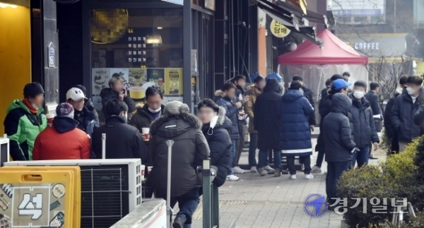 수도권 지역 5인 이상 사적모임 제한 첫날인 23일 화성시 한 공장 앞 식당가에 점심식사를 마친 근로자들이 모여 있다.조주현기자