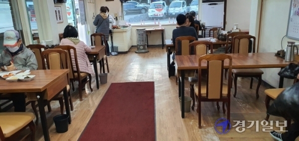 과천지역 맛집으로 잘 알려진 과천시 갈현동 C곰탕집은 평소 테이블 30여개를 다 채울 정도로 손님의 발길이 끊이지 않았으나, 코로나19 이후 매출이 30~40%로 떨어지는 등 경영난을 겪고 있다. 김형표기자