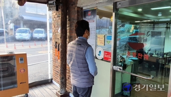 24일 오전 과천시 과천동 C곰탕집 D대표가 음식점 내 빈 테이블을 보면서 깊은 시름에 빠져 있다. 김형표기자