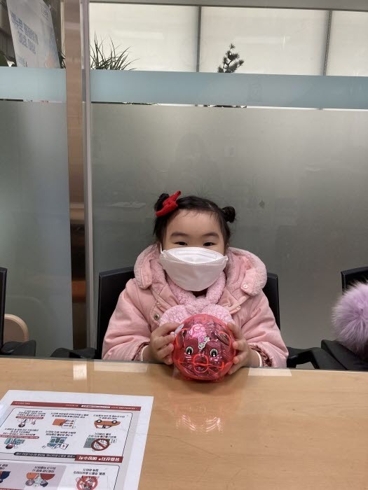 ▲ 꼬마 천사들, 청천2동에 저금통과 김 상자 전달 (안수아 어린이)