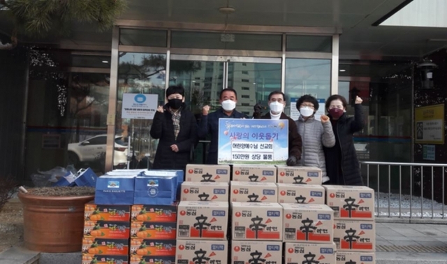 가평읍 어린양예수님 선교회(권사 김옥자)는 지난 24일 가평읍 행정복지센터에 150만원 상당의 불우이웃돕기 물품으로 라면30박스, 귤30박스, 롤케익 30개를 기탁했다.