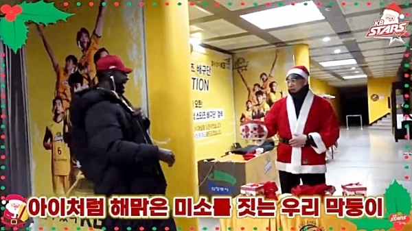 이상렬 KB손해보험 감독이 성탄절을 맞아 선수단에게 선물을 주고 있는 모습. KB손해보험 유투브 캡처