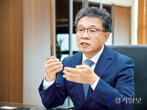 정상균 초대 경기교통공사 사장이 집무실에서 경기도민의 교통복지 실현을 위해 최선을 다하겠다는 각오를 밝히고 있다. 윤원규기자