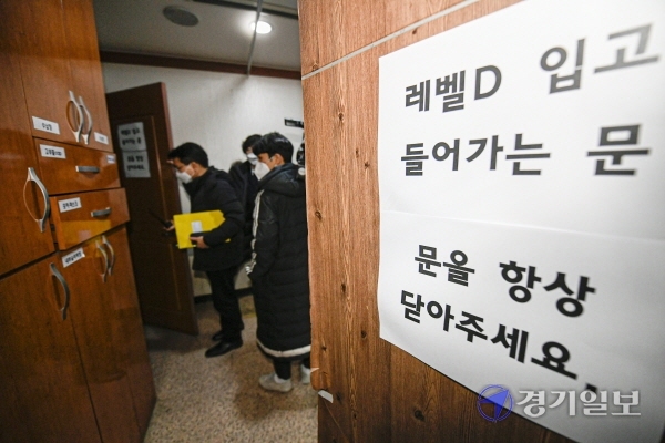 제1호 경기도 특별 생활치료센터가 설치된 시흥시 정왕동 (구)시화병원에서 27일 오후 관계자들이 첫 코로나19 환자를 받기에 앞서 환자 이송 시뮬레이션을 하고 있다.조주현기자