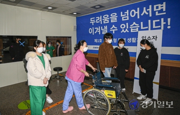 제1호 경기도 특별 생활치료센터가 설치된 시흥시 정왕동 (구)시화병원에서 27일 오후 관계자들이 첫 코로나19 환자를 받기에 앞서 환자 이송 시뮬레이션을 하고 있다.조주현기자