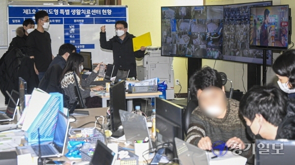 제1호 경기도 특별 생활치료센터가 설치된 시흥시 정왕동 (구)시화병원에서 27일 오후 관계자들이 첫 코로나19 환자를 받기에 앞서 환자 이송 시뮬레이션을 하고 있다.조주현기자