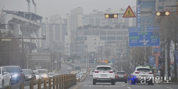 경기지역 초미세먼지 나쁨 현상이 계속된 23일 오전 수원시가지가 뿌옇게 보이는 가운데 차량들이 운행을 하고 있다. 김시범 기자