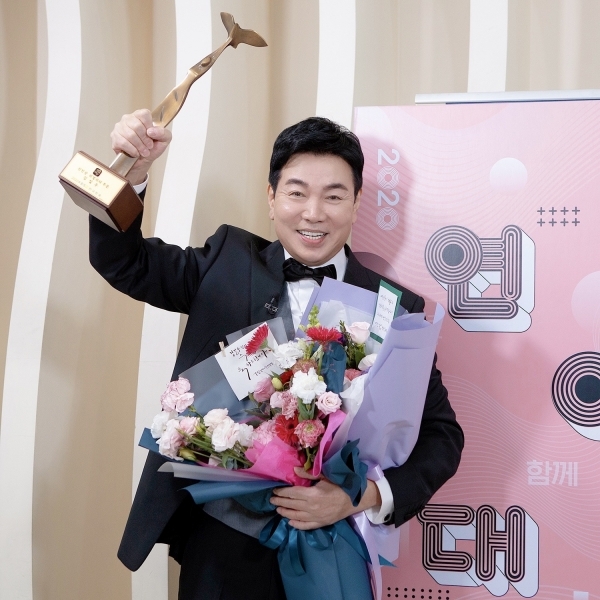 배우 김일우가 'KBS 연예대상'에서 리얼리티 부문 신인상을 수상한 뒤 포즈를 취하고 있다. 디에이와이엔터테인먼트