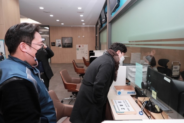 ▲ 엄강석 전공노 전공노 경기지역본부 남양주시지부장과 변호사가 고발장을 접수하고 있다