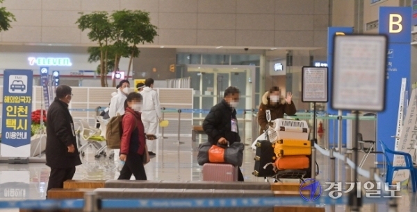 28일 오후 인천국제공항 제2여객터미널에서 입국한 여행객들이 이동하고 있다. 지난 22일 영국에서 국내로 입국한 사례에서 코로나19 영국 변이 바이러스가 확인되면서 방역당국에 비상이 걸렸다. 윤원규기자