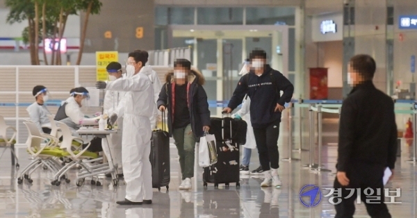 28일 오후 인천국제공항 제2여객터미널에서 입국한 여행객들이 이동하고 있다. 지난 22일 영국에서 국내로 입국한 사례에서 코로나19 영국 변이 바이러스가 확인되면서 방역당국에 비상이 걸렸다. 윤원규기자
