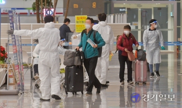 28일 오후 인천국제공항 제2여객터미널에서 입국한 여행객들이 이동하고 있다. 지난 22일 영국에서 국내로 입국한 사례에서 코로나19 영국 변이 바이러스가 확인되면서 방역당국에 비상이 걸렸다. 윤원규기자