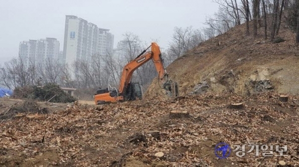 군포시 금정동 주민들이 한얼공원 내 옛 군포배수지 그림책박물관공원 신축현장에서 발생하는 소음으로 불편을 호소하고 있다. 사진은 그림책박물관 신축현장. 윤덕흥기자