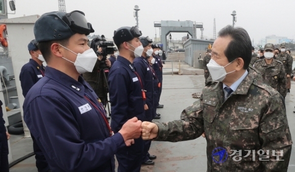 정세균 국무총리가 29일 연말을 맞아 인천해역방어사령부를 방문해 장병들과 주먹 인사를 나누며 격려하고 있다. 인천사진공동취재단