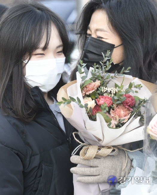 30일 오전 수원시 영통구 효원고등학교에서 코로나19 예방을 위해 워크스루 방식으로 졸업장을 배부받은 3학년 학생들이 추억을 남기고 있다. 이날 졸업식은 코로나19 확산 방지를 위해 온라인으로 진행됐으며 졸업장 배부시간을 반별로 나눠 학생들간의 접촉을 최소화했다.조주현기자