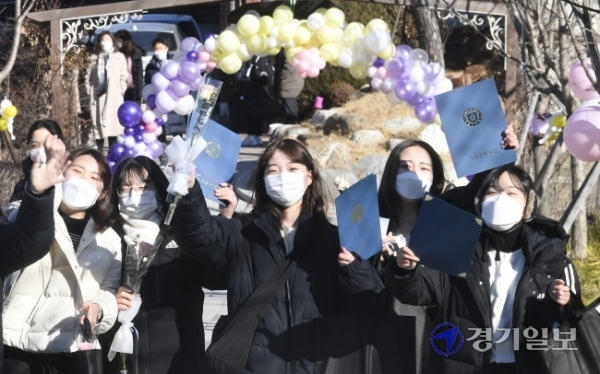 30일 오전 수원시 영통구 효원고등학교에서 코로나19 예방을 위해 워크스루 방식으로 졸업장을 배부받은 3학년 학생들이 추억을 남기고 있다. 이날 졸업식은 코로나19 확산 방지를 위해 온라인으로 진행됐으며 졸업장 배부시간을 반별로 나눠 학생들간의 접촉을 최소화했다.조주현기자