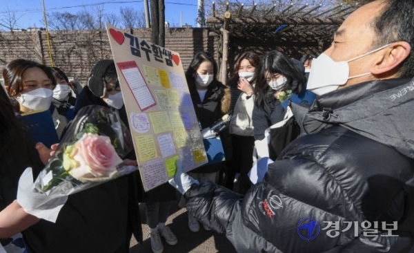 30일 오전 수원시 영통구 효원고등학교에서 코로나19 예방을 위해 워크스루 방식으로 졸업장을 배부받은 3학년 학생들이 추억을 남기고 있다. 이날 졸업식은 코로나19 확산 방지를 위해 온라인으로 진행됐으며 졸업장 배부시간을 반별로 나눠 학생들간의 접촉을 최소화했다.조주현기자