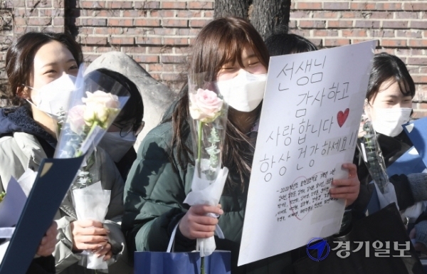 30일 오전 수원시 영통구 효원고등학교에서 코로나19 예방을 위해 워크스루 방식으로 졸업장을 배부받은 3학년 학생들이 추억을 남기고 있다. 이날 졸업식은 코로나19 확산 방지를 위해 온라인으로 진행됐으며 졸업장 배부시간을 반별로 나눠 학생들간의 접촉을 최소화했다.조주현기자
