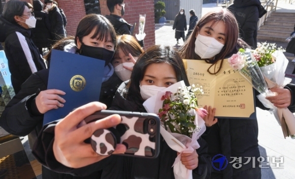 30일 오전 수원시 영통구 효원고등학교에서 코로나19 예방을 위해 워크스루 방식으로 졸업장을 배부받은 3학년 학생들이 추억을 남기고 있다. 이날 졸업식은 코로나19 확산 방지를 위해 온라인으로 진행됐으며 졸업장 배부시간을 반별로 나눠 학생들간의 접촉을 최소화했다.조주현기자