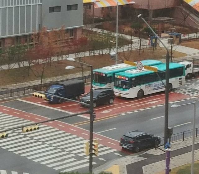 ▲ 불 꺼진 채 은계지구를 달리는 2번 버스 독자제공
