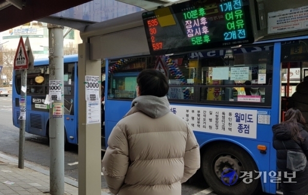 인천 부평구의 인천교통공사 버스정류장에서 한 시민이 시내버스 노선개편 안내문을 확인하고 있다. 강우진기자