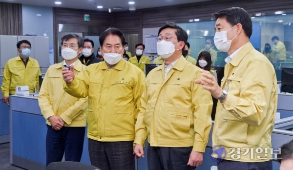 전해철 행정안전부 장관, 이용철 경기도 행정1부지사, 백군기 용인시장 등이 31일 오후 용인시 재난안전상황실에서 코로나19 등 각종 재난대비 태세를 점검하고 있다. 윤원규기자