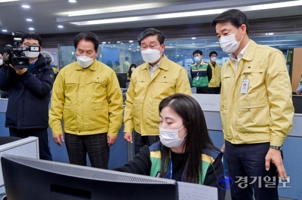 전해철 행정안전부 장관, 이용철 경기도 행정1부지사, 백군기 용인시장 등이 31일 오후 용인시 재난안전상황실에서 코로나19 등 각종 재난대비 태세를 점검하고 있다. 윤원규기자