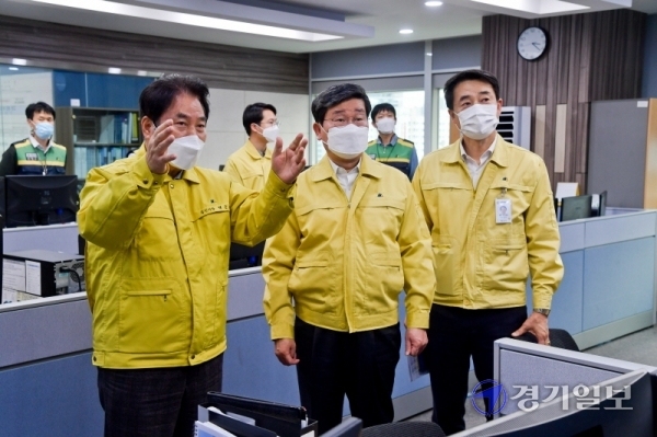 전해철 행정안전부 장관, 이용철 경기도 행정1부지사, 백군기 용인시장 등이 31일 오후 용인시 재난안전상황실에서 코로나19 등 각종 재난대비 태세를 점검하고 있다. 윤원규기자