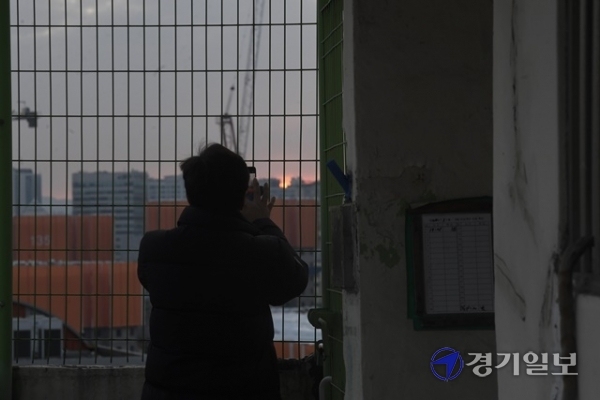 새해 첫날인 1일 오전 수원시 한 아파트 복도에서 한 시민이 새해를 맞이하고 있다. 조주현 기자