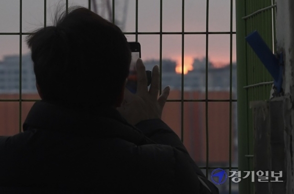새해 첫날인 1일 오전 수원시 한 아파트 복도에서 한 시민이 새해를 맞이하고 있다. 조주현 기자
