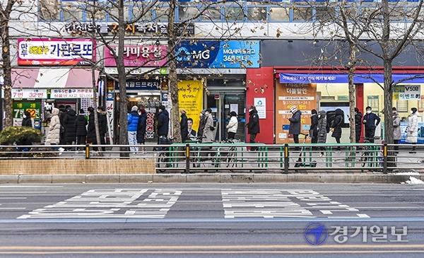 ▲ 새해 첫 로또복권 추첨일인 2일 오후 일산시 복권명당으로 불리는 한 판매점 앞에 복권을 사려는 시민들로 긴 줄이 늘어서 있다. 조주현기자