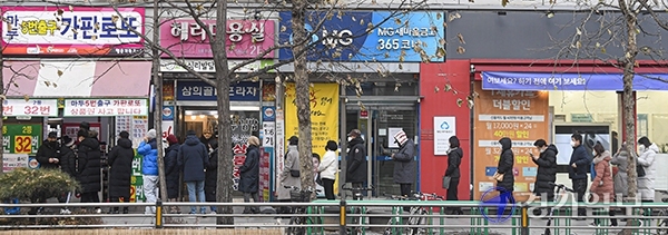 ▲ 새해 첫 로또복권 추첨일인 2일 오후 일산시 복권명당으로 불리는 한 판매점 앞에 복권을 사려는 시민들로 긴 줄이 늘어서 있다. 조주현기자