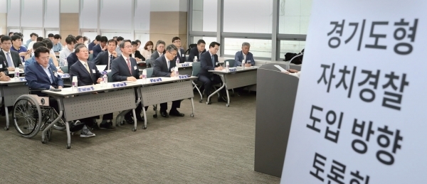 문재인 대통령과 이재명 경기도지사 등이 2019년 12월3일 청와대에서 열린 국무회의에 입장하고 있다. ② 2019년 5월 열린 경기도형 자치경찰 도입방향 토론회.  ③ 지방자치법 전부 개정안이 국회 본회의를 통과한 2020년 12월9일 오후 국회에서 염태영 수원시장, 백군기 용인시장, 이재준 고양시장, 허성무 창원시장 및 지역 국회의원 등이 환영 기자회견을 하고 있다. 연합뉴스·경기일보DB