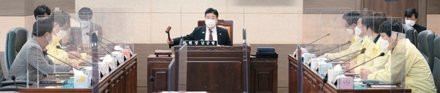 인천시의회 자치분권특별위원회가 지난해 12월 제267회 인천시의회 제2차 정례회 기간 중 제5차 회의를 열고 인천형 자치분권 제도를 자리잡기 위해 특위 운영기간을 연장하고 있다. 인천시·인천시의회 제공