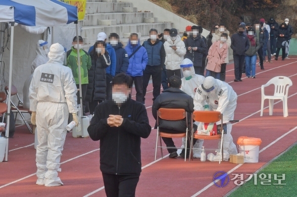 코로나19 신규 확진자가 1132명 발생한 26일 오후 광명시민운동장 임시 선별진료소에서 시민들이 코로나19 검사를 받고 있다. 확산세가 심각한 수준이라는 관측에 사회적 거리두기 3단계 격상 여부에 관심이 쏠리고 있다. 윤원규기자
