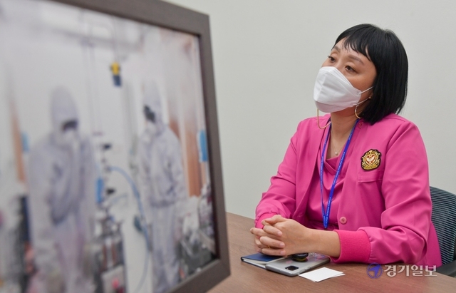 경기도의료원 수원병원 감염병동에서 코로나19 확진자를 돌보고 있는 이성경 책임간호사(45). 윤원규기자