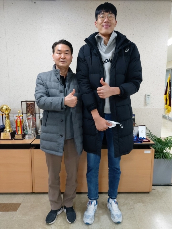 경희대에 합격한 215㎝의 국내 최장신 배구 선수 조진석(왼쪽은 188㎝인 김찬호 경희대 감독).경희대 제공