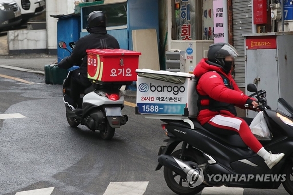 배달 중인 라이더. 연합뉴스