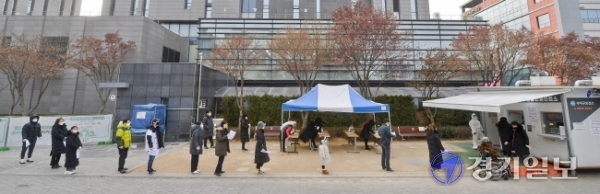 2021년 일상이 시작된 4일 오후 용인시 임시선별진료소 앞에 코로나19검사를 받기위한 시민들이 긴줄을 서서 순서를 기다리고 있다. 윤원규기자