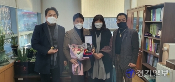 조광한 남양주시장(사진 가운데)이 5일 남양주시청 시장집무실에서 지역 시민단체인 오진발 회원들로부터 감사패를 받은 뒤 함께 기념촬영을 하고 있다. 하지은기자