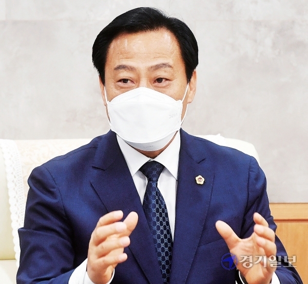 장현국 경기도의회 의장이 지난해 의정활동에 대한 평가와 2021년도 도의회가 새롭게 추진할 계획 등을 밝히고 있다. 김시범기자
