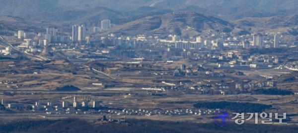 5일 오후 파주시 접경지역에서 바라본 북한 개성공단 일대가 황량한 모습을 보이고 있다. 2021년 새해를 맞은 북한과 관련 코로나19 확산, 제8차 노동당 대회 임박,  핵개발 등 갖가지 설이 나돌고 있으나 여전히 남북관계는 오리무중에 빠지고 있다. 조주현기자