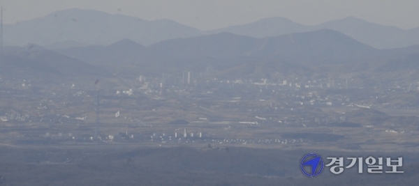 5일 오후 파주시 접경지역에서 바라본 북한 개성공단 일대가 황량한 모습을 보이고 있다. 2021년 새해를 맞은 북한과 관련 코로나19 확산, 제8차 노동당 대회 임박,  핵개발 등 갖가지 설이 나돌고 있으나 여전히 남북관계는 오리무중에 빠지고 있다. 조주현기자