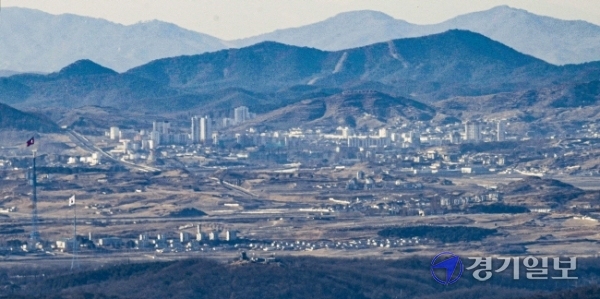 5일 오후 파주시 접경지역에서 바라본 북한 개성공단 일대가 황량한 모습을 보이고 있다. 2021년 새해를 맞은 북한과 관련 코로나19 확산, 제8차 노동당 대회 임박,  핵개발 등 갖가지 설이 나돌고 있으나 여전히 남북관계는 오리무중에 빠지고 있다. 조주현기자