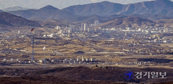 5일 오후 파주시 접경지역에서 바라본 북한 개성공단 일대가 황량한 모습을 보이고 있다. 2021년 새해를 맞은 북한과 관련 코로나19 확산, 제8차 노동당 대회 임박,  핵개발 등 갖가지 설이 나돌고 있으나 여전히 남북관계는 오리무중에 빠지고 있다. 조주현기자