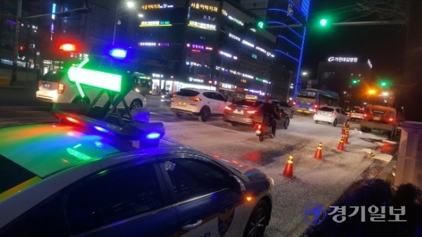 5일 오후 인천 남동구 길병원 암센터 사거리에서 상수도가 터져 물난리를 겪고 있다. 장용준기자